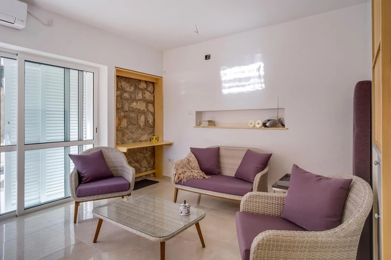 Elegant Apartment Iris location